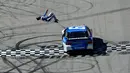 Aksi Carl Edwards salto saat merayakan kemenangan NASCAR Sprint Cup Series Food City 500 di Bristol Motor Speedway (17/4). Carl Edwards melakukan aksi berbahaya dengan salto dari mobil ketika mesin dalam keadaan berjalan perlahan. (AFP/Matt Sullivan)