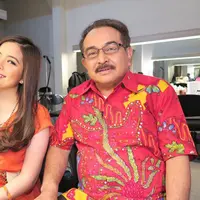 Lewat akun pribadinya juga, Tasya Kamila mendoakan kepergian sang ayah agar tenang di sisi-Nya. Ia juga pertama kali mengabarkan kepergian sang ayah dengan mengunggah video ayahnya dan menuliskan kabar duka tersebut. (Instagram/tasyakamila)
