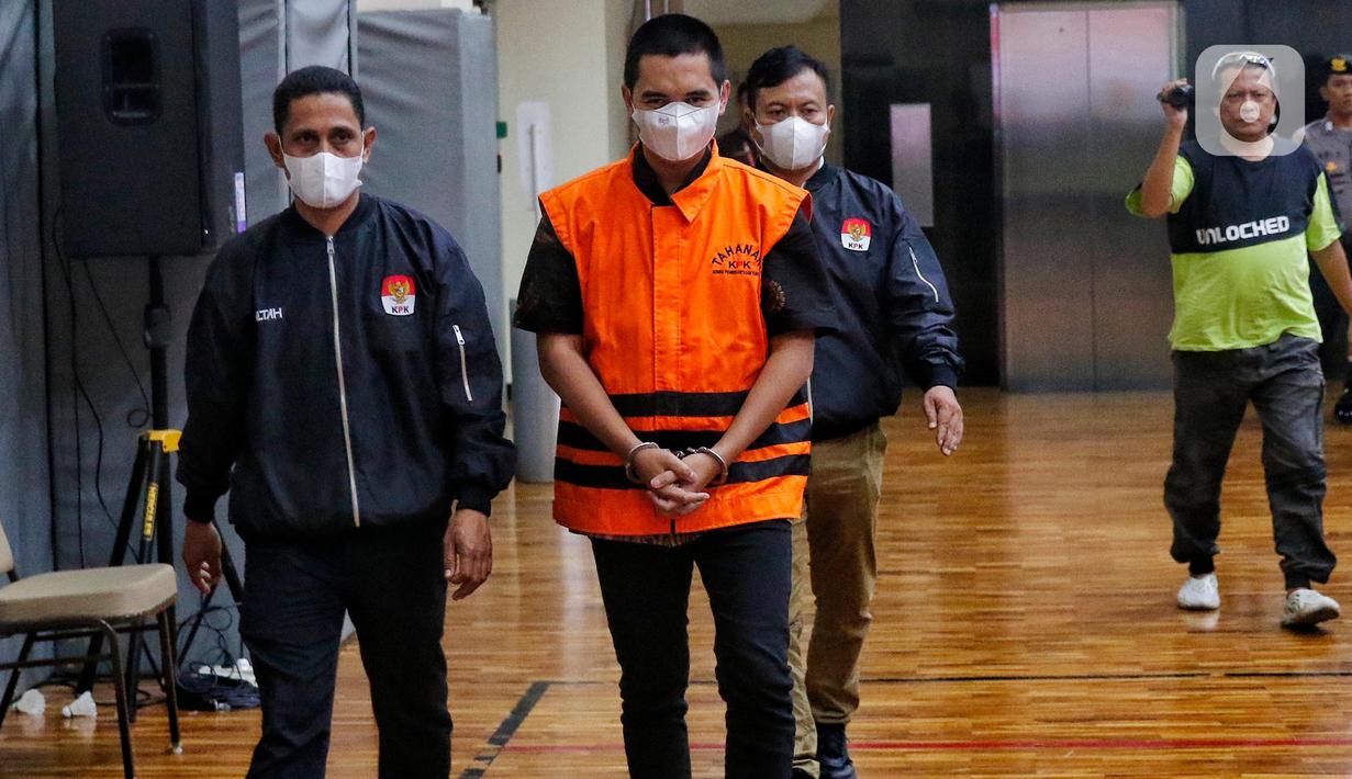 Dadan telah mengenakan rompi oranye khas tahanan KPK dengan tangan diborgol. (Liputan6.com/Angga Yuniar)