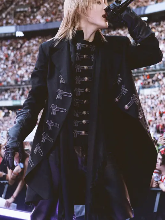 Jimin tampil dengan vibes ala Prince Dior di atas panggung. Ia kenakan jaket Dior hitam berbahan wol dengan kerah berlekuk dan bordir Brandebourg, rompi yang senada, dan celana kulit hitam. Ia juga mengenakan syal sutra hitam dan ikat pinggang kulit hitam Dior Medaillon. [Dior]