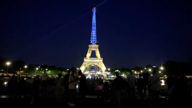 Menara Eiffel Bersinar Terang dengan Warna Bendera Ukraina