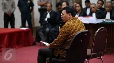 Gubernur DKI Jakarta, Basuki Tjahaja Purnama (Ahok) saat menjalani sidang kasus dugaan penistaan agama di Gedung Kementerian Pertanian, Jakarta, Selasa (25/4). Sidang beragendakan pembacaan pledoi. (Liputan6.com/Kristianto Purnomo/Pool)