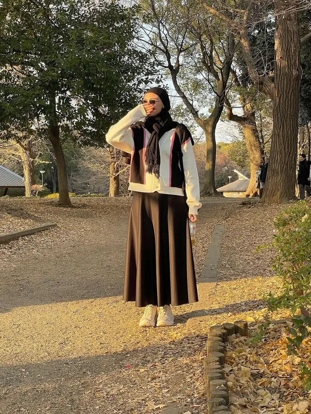 6 Gaya Berhijab Zee Zee Shahab yang Santai, Selalu Kelihatan Seperti ABG