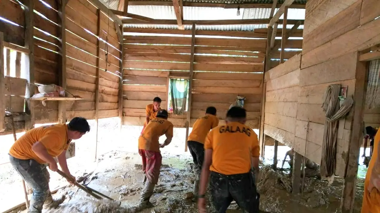 Pemukiman warga Desa Puuroda Kecamatan Uepai Konawe, penuh lumpur usai banjir, Rabu (19/6/2019).(Liputan6.com/Ahmad Akbar Fua)