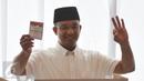 Cagub DKI Jakarta, Anies Baswedan memberi salam ke awak media saat akan menggunakan hak pilihnya di TPS 28 Cilandak, Jakarta Selatan, Rabu (19/4). Di TPS ini Anies akan memberikan hak suaranya dalam Pilkada DKI putaran kedua. (Liputan6.com/Yoppy Renato)