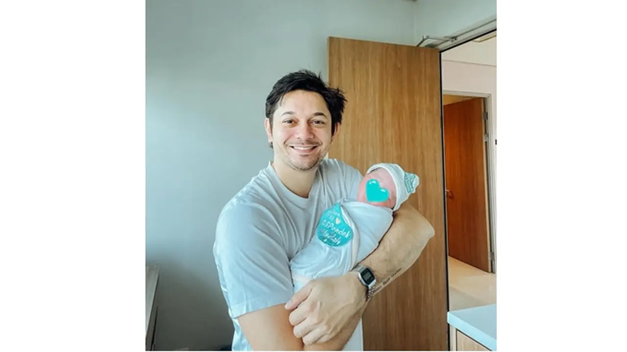 7 Potret Tengku Dewi Putri Lahirkan Anak Kedua, Sudah Digendong Andrew Andika