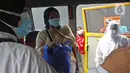 Warga berada di dalam mobil saat akan dibawa ke wisma atlet di Jalan As-Syafiiyah, Cipayung, Jakarta, Jumat (21/5/2021). Klaster Halal Bihalal di Cipayung bertambah 32 orang dari 51 orang menjadi 83 orang terpapar COVID-19 perhari ini. (Liputan6.com/Herman Zakharia)