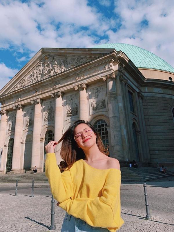 Saat traveling di Jerman, Beby Tsabina berfoto di depan katedral St. Hedwig's Cathedral. Dengan memakai baju warna kuning dan kacamata bening, membuat pemeran Gita di film Rentang Kisah terlihat sangat menawan. (Liputan6.com/IG/@bebytsabina)