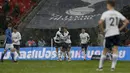 Striker Tottenham Hotspur Fernando Llorente bersama rekan setimnya merayakan gol ke gawang Rochdale pada laga ulangan (replay) babak 16 besar Piala FA di Satdion Wembley, Kamis (1/3). Llorente menjadi lakon utama kemenangan Tottenham 6-1. (Glyn KIRK/AFP)