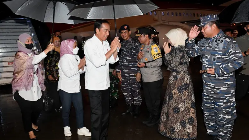 Presiden Joko Widodo atau Jokowi dan Ibu Negara Iriana melakukan kunjungan kerja ke Jawa Timur, Senin (6/2/2023).