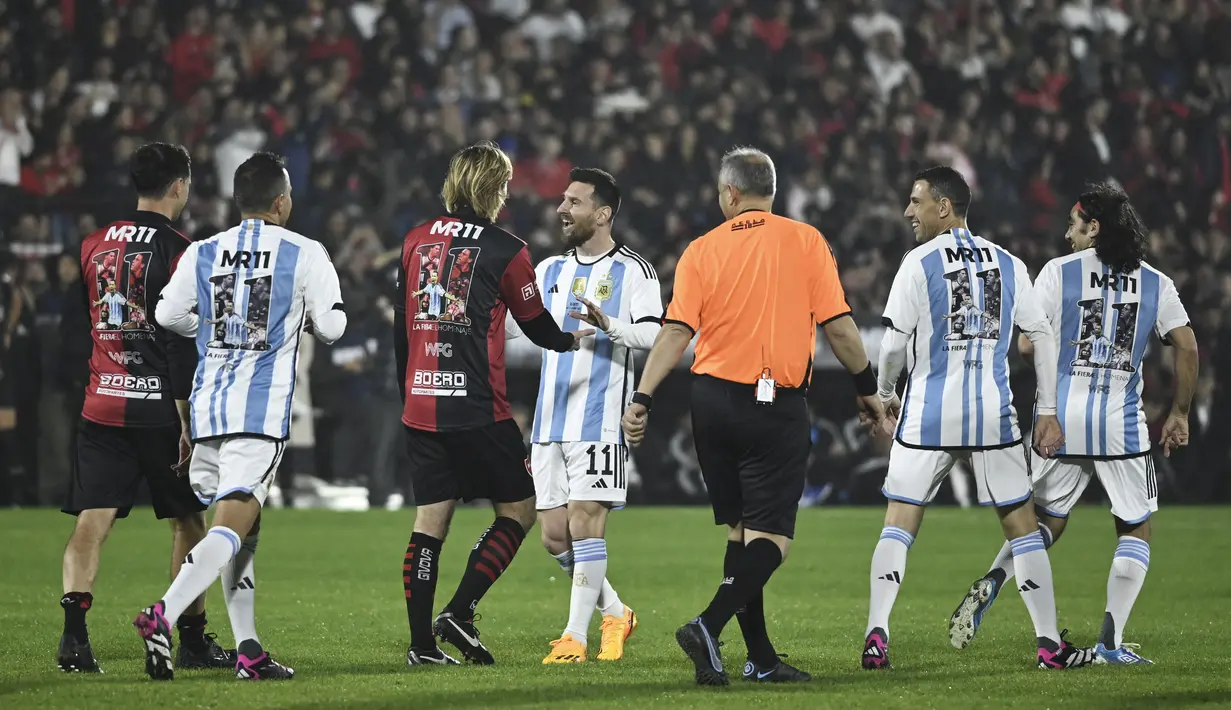 Selebrasi Lionel Messi (tengah) setelah mencetak gol dalam acara pertandingan perpisahan Maxi Rodriguez sebagai pesepak bola profesional yang diselenggarakan di Marcelo Bielsa Stadium, Argentina, Minggu (25/6/2023). (AFP/Stringer)