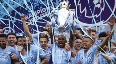 Para pemain Manchester City merayakan gelar juara Liga Inggris 2022 di Etihad Stadium, Manchester, Inggris, 22 Mei 2022. Manchester City menjadi juara Liga Inggris usai menang 3-2 atas Aston Villa. (AP Photo/Dave Thompson)