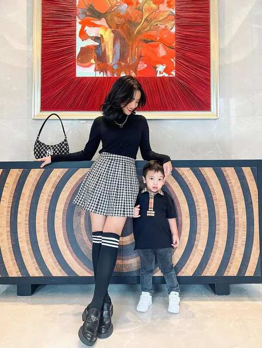 Kali ini, keduanya kompak tampil dengan OOTD serba monokrom.  [@fuji_an]