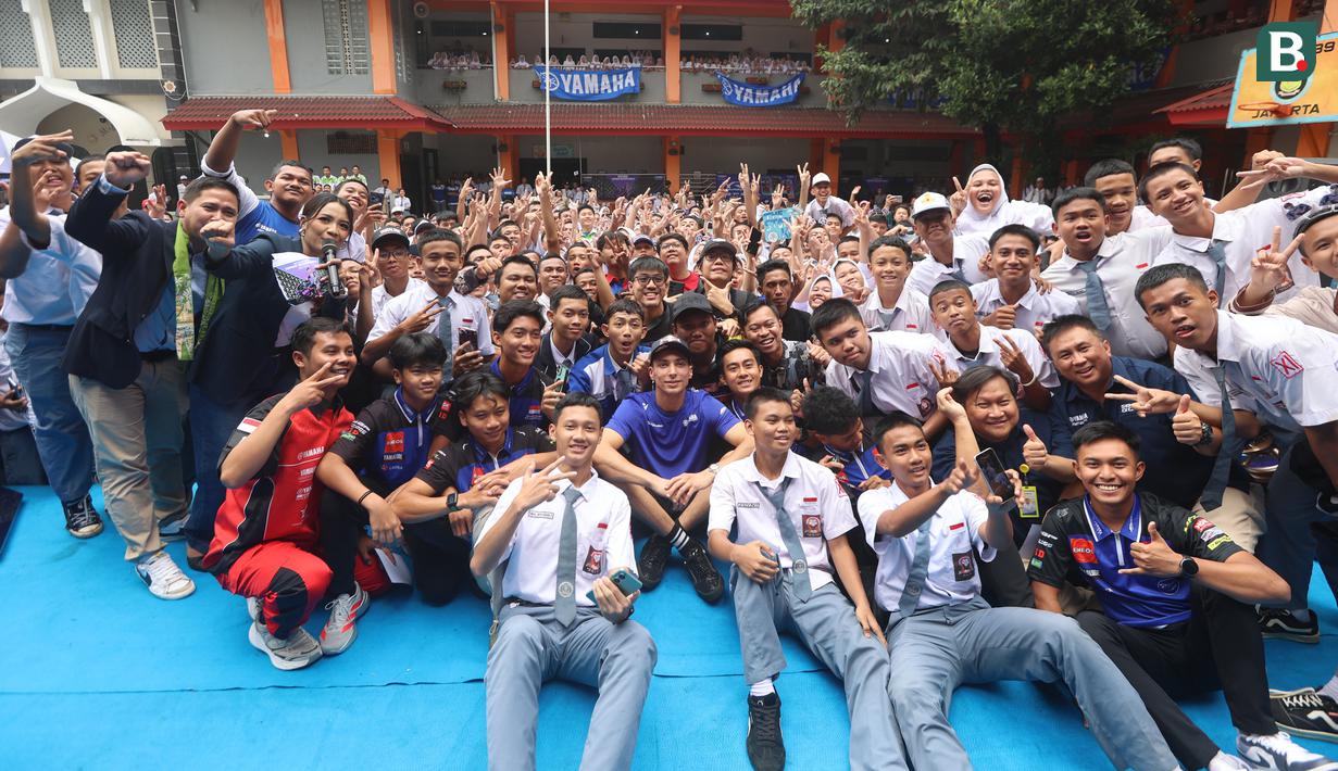 Pembalap rookie Prima Pramac Racing, Toprak Razgatlioglu, foto bersama siswa SMK Negeri 39 Jakarta, Cempaka Putih, Jakarta Pusat, Selasa (20/1/2026). (Bola.com/M Iqbal Ichsan)