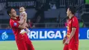 Setelah pertandingan Persija Jakarta vs Persik Kediri, Rizky Ridho dan Witan Sulaeman terlihat menghabiskan waktu bersama anak-anak, menciptakan momen yang hangat dan menyenangkan. (Bola.com/M Iqbal Ichsan)