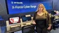 Jennifer Szkatulski, Senior Security Architect and Executive Advisor, IBM Security X-Force Cyber Range kepada Liputan6.com dalam tur IBM Security X-Force Cyber Range. (Liputan6.com/Tanti Yulianingsih)