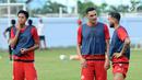 Pemain asing Persija asal Brasil, Jaimerson da Silva Xavier (tengah) saat latihan di Lapangan Sutasoma, Halim Perdanakusuma, Jakarta, Jumat (29/12). Mantan pemain Santa Cruz itu lolos menjalani tes kesehatan dan fisik. (Liputan6.com/Helmi Fithriansyah)