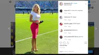 Presenter Cantik Cuma Senyum-Senyum Diminta Tunjukkan Payudara oleh Fans Napoli