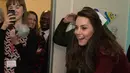 Ekspresi Kate Middleton saat bermain biliar dalam kunjungannya ke MIST, sebuah proyek kesehatan mental bagi anak dan remaja di Pontypool, Wales, Inggris, Inggris (22/2). (AFP Photo / Pool / Paul Edwards)