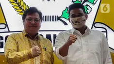 Ketum Partai Golkar Airlangga Hartarto (kiri)  berpose dengan Calon Wali Kota Medan Bobby Nasution pada Pilkada 2020 di DPP Partai Golkar, Jakarta Barat, Selasa (18/8/2020). Partai Golkar resmi mengusung Bobby Nasution dan Aulia Rahman pada Pilkada Wali Kota Medan 2020. (Liputan6.com/Johan Tallo)