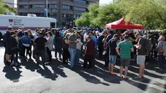 Sejumlah orang mengantre donor darah di bank darah United Blood Service, Las Vegas, Selasa (3/10). Mereka mendonorkan darahnya untuk korban luka penembakan Las Vegas yang menewaskan 59 orang dan melukai sekitar 500 lainnya (Ethan Miller/Getty Images/AFP)