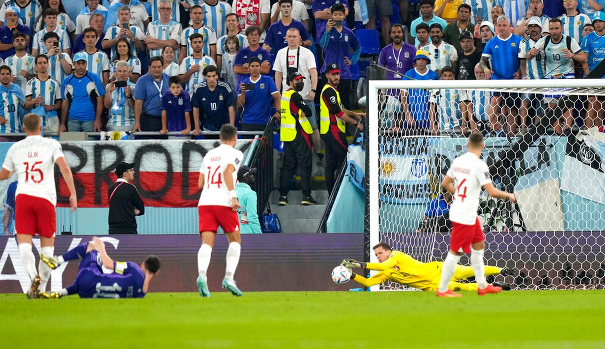 Kiper Polandia Wojciech Szczesny melakukan penyelamatan tendangan pemain Argentina Lionel Messi pada pertandingan sepak bola Grup C Piala Dunia 2022 di Stadion 974, Doha, Qatar, 30 November 2022. Argentina lolos ke babak 16 besar Piala Dunia 2022 dengan status juara Grup C usai mengalahkan Polandia 2-0. (AP Photo/Darko Bandic)
