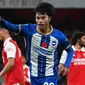 Selebrasi gelandang Brighton and Hove Albion, Kaoru Mitoma setelah menjebol gawang Arsenal pada laga putaran ketiga Piala Liga Inggris 2022/2023 di Emirates Stadium, London (9/11/2022). Brighton memulangkan Kaoru Mitoma pada awal musim 2022/2023 setelah tampil impresif bersama Union Saint-Galloise selama masa peminjaman dengan mencetak 8 gol dan 4 assist dari 29 laga. (AFP/Glyn Kirk)