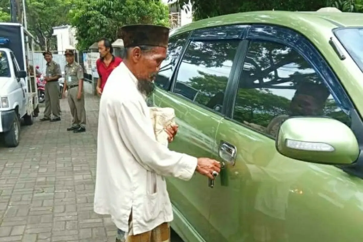 Pengemis di Bogor tepergok memiliki mobil