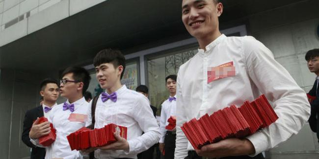 Bagikan angpau ke para pejalan kaki yang melintas. | Foto: copyright shanghaiist.com