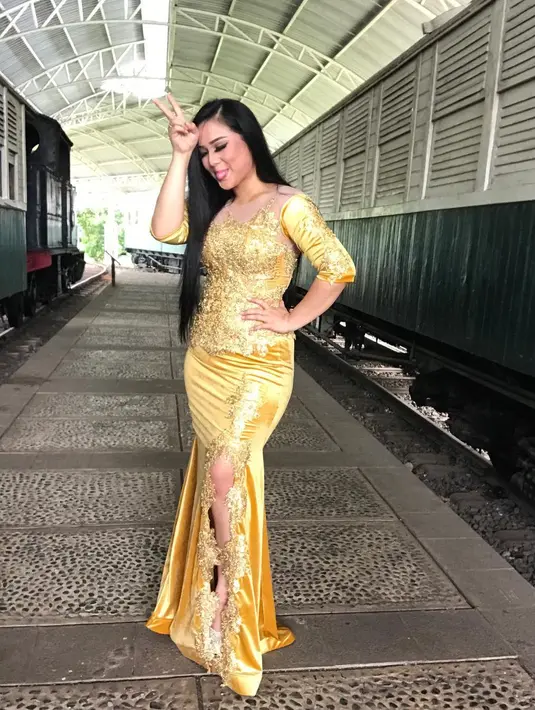Nah, ini adalah outfit yang dikenakan Juwita saat tampil di atas panggung. Dress berwarna kuning menyala dan rambut panjang yang dibiarkan terurai begitu saja. (Instagram/juwitatofhany11)