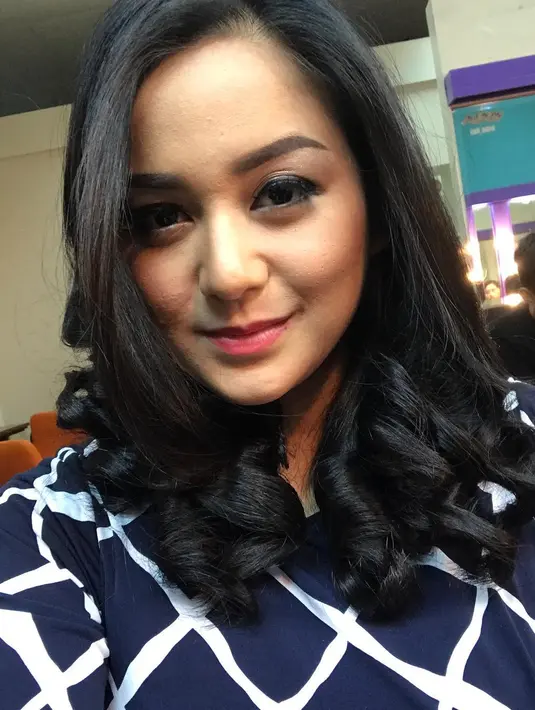 "Enggak etislah, masak minta maaf di sosmed. Kalau mau minta maaf, ya datang dan minta maaf," ucap Anisa Bahar di kawasan Kuningan, Jakarta Selatan, Senin (5/2/2018) dilansir dari Liputan6. (Instagram/juwitabahar11)