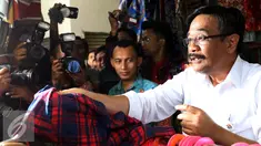Wakil Gubernur DKI Jakarta Djarot Saiful Hidayat saat membeli kemeja di Pasar Rumput, Manggarai, Jakarta, Rabu (19/10). Djarot mendapat keluhan dari pedagang karena suasana pasar yang panas. (Liputan6.com/Gempur M Surya)