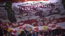 Pendukung Liverpool membentangkan Bendera Raksasa saat Liverpool menjamu FC Sion dalam lanjutan Liga Europa UEFA  grup B di Anfield, Jumat (2/10/2015. AFP Photo / Oli Scarff