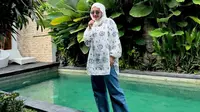 Gaya Adelia Istri Pasha Pakai Hijab Meleyot, Intip Padu Padannya yang Modis dan Elegan
