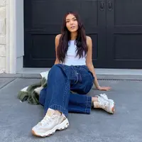 Atiana De La Hoya adalah anak dari Travis Berker. Semakin beranjak dewasa, gaya fashionnya kerap menarik perhatian.