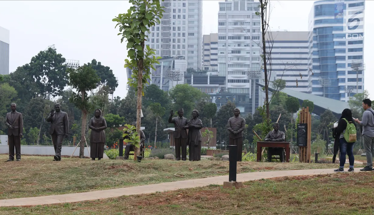 Pengunjung melihat-lihat tujuh patung Presiden RI serta ibu negara Hasri Ainun Habibie terpasang di kawasan Hutan Kota Kompleks GBK, Jakarta, Rabu (19/9). Pembangunan hutan kota ini bagian dari penataan kawasan GBK. (Liputan6.com/Helmi Fithriansyah)