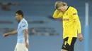 Penyerang Borussia Dortmund, Erling Haaland, tampak lesu usai ditaklukkan Manchester City pada laga Liga Champions di Stadion Etihad, Rabu (7/4/2021). City menang dengan skor 2-1. (AP/Dave Thompson)