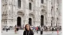 Penampilan Maia benar-benar bak anak muda. Berpose di Kota Milan, Italia, Maia menggunakan baju hitam Dengan kalung puith yang panjang. Rok krem membuat penampilannya tampak lebih tenang dan anggun.(Liputan6.com/IG/@maiaestiantyreal)