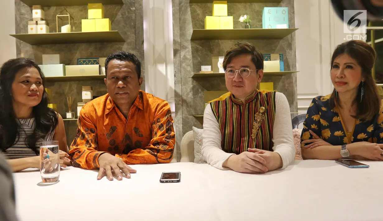 Perwakilan proyek film Mansinam (Man Is Man) Yudhi Purwanto Harjono (dua kanan) bersama Izaak Wondiwoy, Martha Limahelu, dan Deborah Caroline memberi keterangan di Jakarta, Minggu (12/5/2019). Film akan bercerita tentang perjalanan dua orang Belgia ke Mansinam tanah Papua. (Liputan6.com/Johan Tallo)