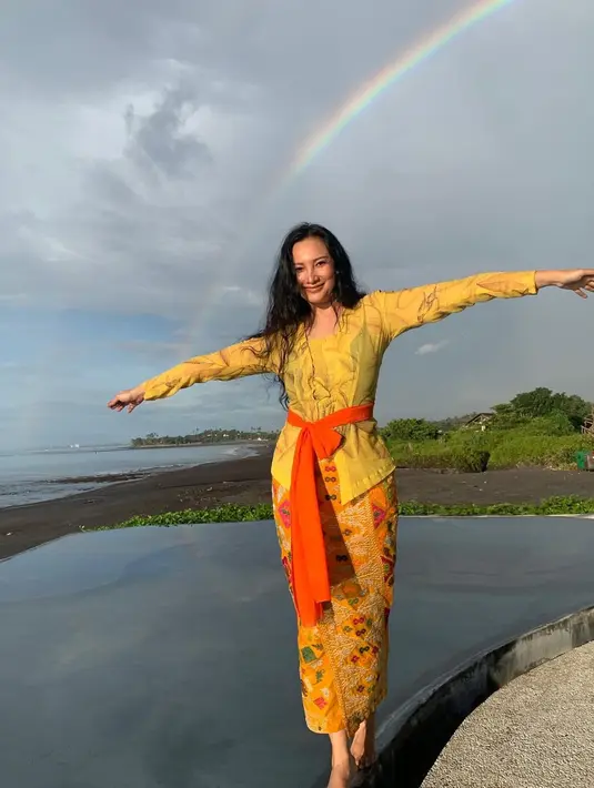 Meski tampil dengan messy hair, Tata Cahyani tetap terlihat ayu dan fresh dengan kebaya Bali kuning. Dipadu dengan kain Batik senada dan selendang pinggang orange [@tatacahyani]