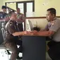 Salah seorang pejabat di Kejati Sulselbar diambil keterangan di Polrestabes Makassar (LIputan6.com/ Eka Hakim)