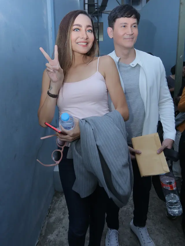 [Fimela] Dewi Rezer dan Marcelino Lefrandt