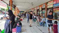 Calon penumpang di Terminal Kalideres, Jakarta Barat, Minggu siang (2/4/023). Sejumlah penumpang memutuskan mudik Lebaran lebih awal. (Merdeka.com/ Lydia Fransisca)