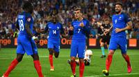 Para pemain Prancis merayakan gol Antoine Griezmann ke gawang Jerman pada semifinal Piala Eropa 2016 di Stade Velodrome, Marseille, Kamis (7/7/2016). (AFP/Franck Fife)