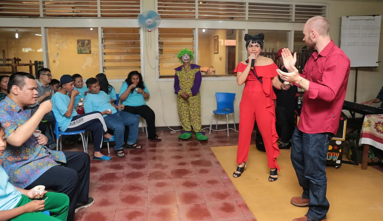 Ia pun berbagi rezeki dengan anak-anak berkebutuhan khusus. Hal itu juga sekaligus mengajarkan buah hatinya sejak dini terkait kegiatan sosial. Meski Chleo belum mengetahui. (Adrian Putra/Bintang.com)