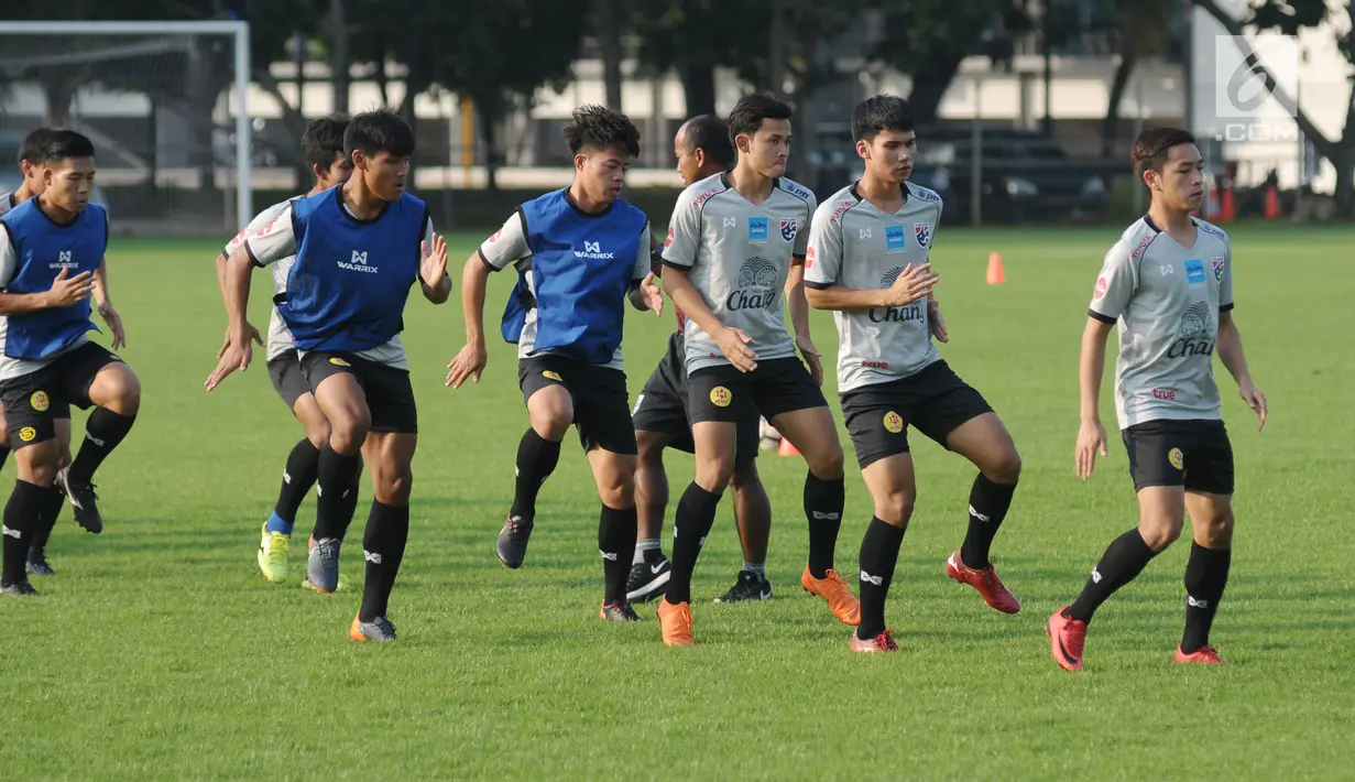 Pemain Timnas Thailand U-23 saat latihan di Lapangan B Kompleks GBK, Jakarta, Selasa (29/5). Timnas Thailand U-23 akan melakoni laga uji coba melawan Timnas Indonesia U-23 pada 31 Mei dan 3 Juni mendatang. (Liputan6.com/Helmi Fithriansyah)