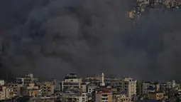 Ledakan dahsyat terdengar di Dahiyeh, disusul kepulan asap hitam dari pinggiran selatan Beirut. Tampak dalam foto, asap mengepul setelah serangan udara Israel di Dahiyeh, pinggiran selatan Beirut, Lebanon, Rabu 4 Maret 2026. (AP Photo/Bilal Hussein)