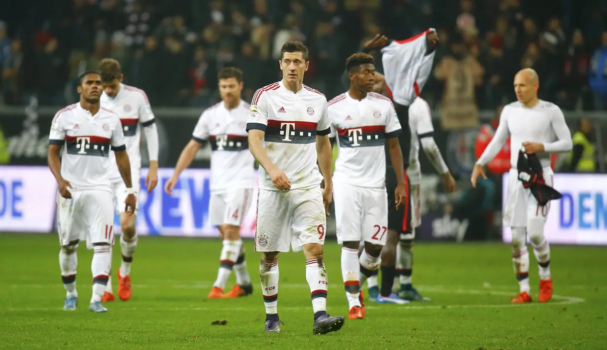 Pemain Bayern Munchen Robert Lewandowski, David Alaba dan rekan-rekannya meninggalkan lapangan usai bermain imbang 0-0 dalam lanjutan Bundesliga di Commerzbank-Arena, Frankfurt, Sabtu (31/10/2015) dini hari WIB. (REUTERS/Kai Pfaffenbach)