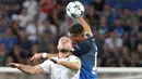 Duel pemain Hoffenheim, Sandro Wagner (kanan) dan pemain Liverpool, Jordan Henderson  pada kualifikasi Liga Champions di Rhein-Neckar-Arena, Sinsheim, (15/8/2017). Liverpool menang 2-1.(AFP/Daniel Roland)