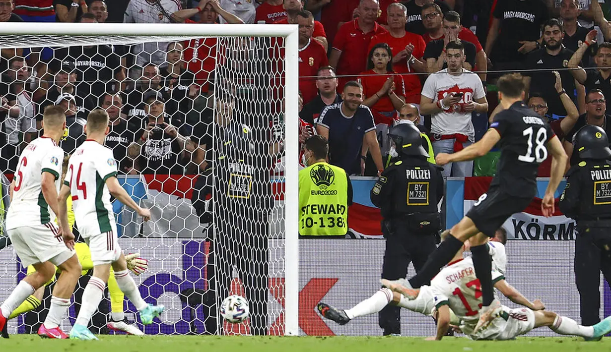 Pemain Jerman Leon Goretzka mencetak gol ke gawang Jerman pada pertandingan Grup F Euro 2020 di Allianz Arena, Munich, Jerman, Rabu (23/6/2021). Pertandingan berakhir imbang 2-2. (Kai Pfaffenbach/Pool via AP)